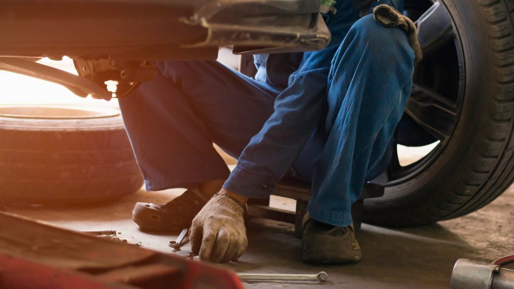 Car mechanics shop for pizza delivery driver