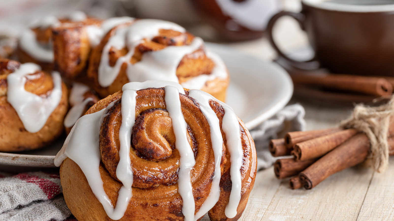 Here's Why Cinnamon Rolls Are Always Better From A Bakery