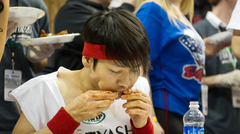 Takeru Kobayashi eating chicken wings