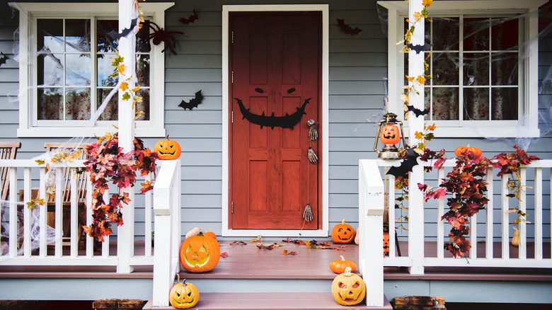 House decorated in Halloween decorations