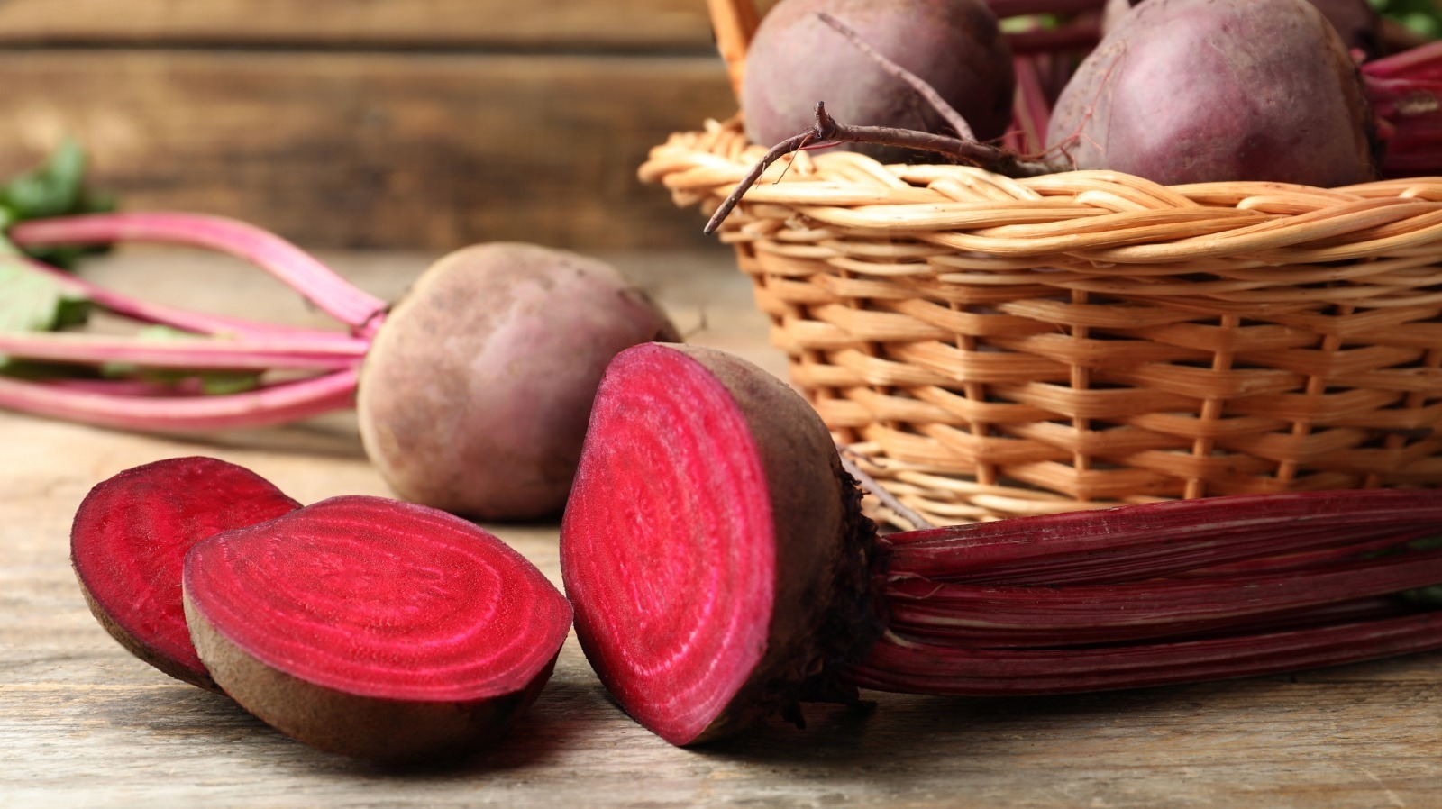 Beetroot can be cooked and eaten warm. Свекла. Беталаины в свекле. Свекла 3d. Цвет сока яблоко и свекла.