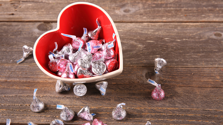 HERSHEY'S KISSES Valentine's Milk Chocolate Giant Candy, 7 oz box