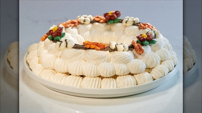 Pavlova meringue wreath