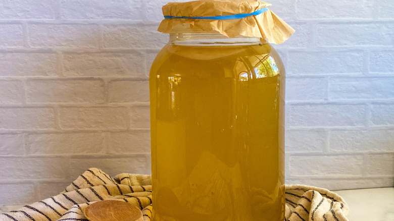 kombucha in jar 