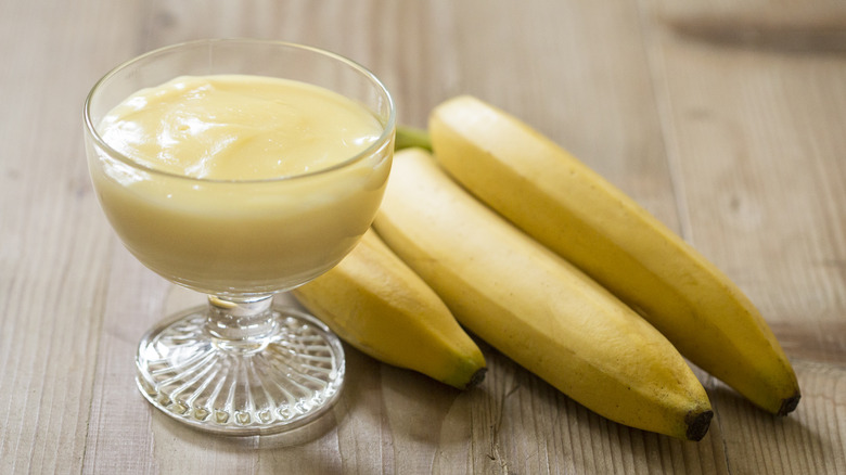 banana dessert in glass dish with fresh bananas