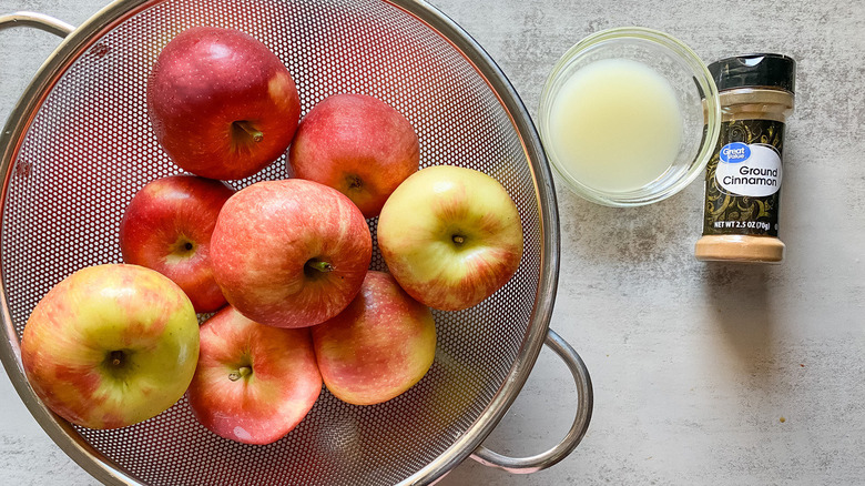 honeycrisp apples, lemon juice, cinnamon