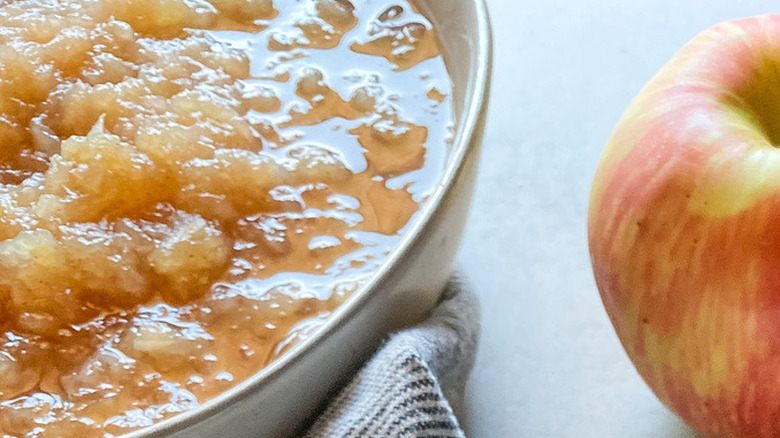 instant pot applesauce in bowl