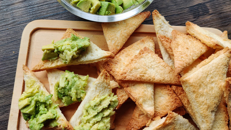 Melba toast with avocados