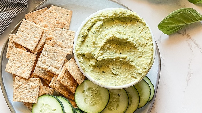 pesto hummus with crackers