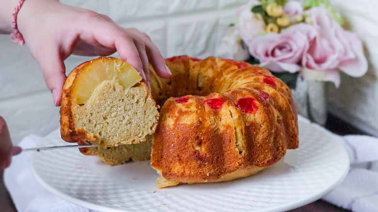 slicing pineapple upside down bundt cake 