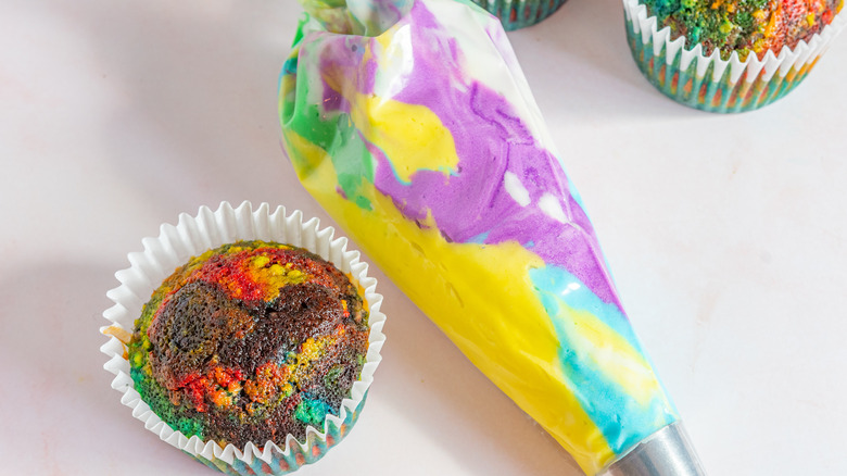 frosting rainbow cupcakes