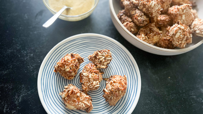 popcorn chicken bowl with dip