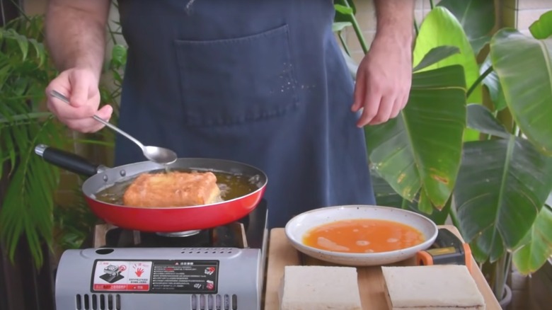 Shallow frying Hong Kong french toast