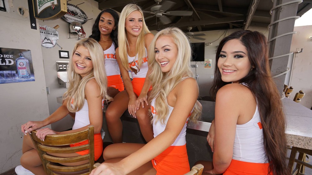 hooters girls