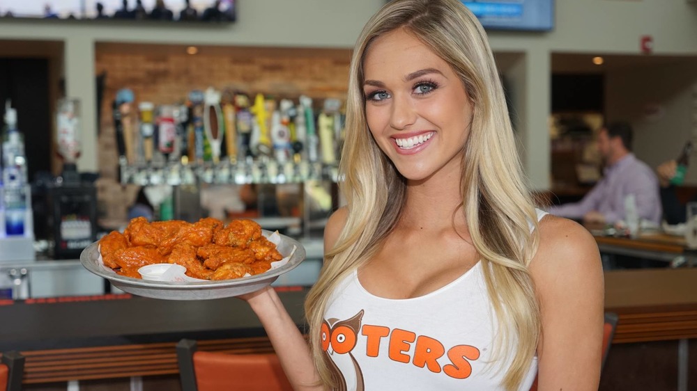 Hooters girl wings