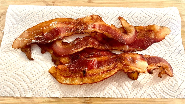 bacon on paper towel