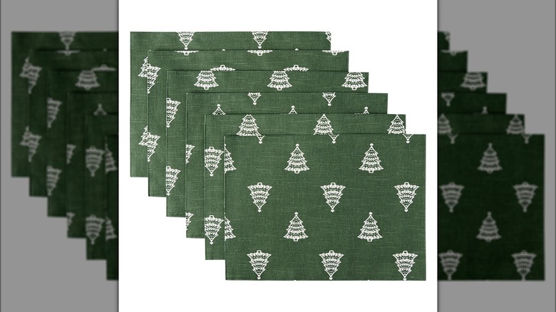 Green placemats with Christmas trees