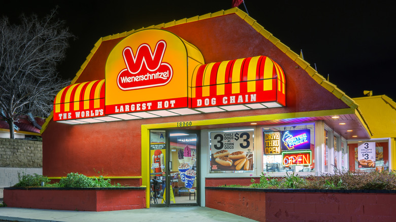 Wienerschnitzel restaurant open at night