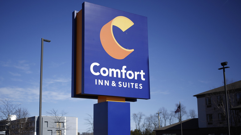 blue comfort inn & suites sign with blue sky background