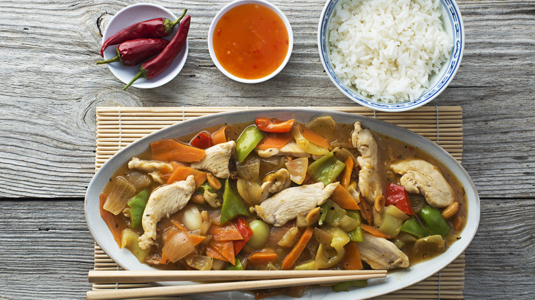 Chop suey with side dishes