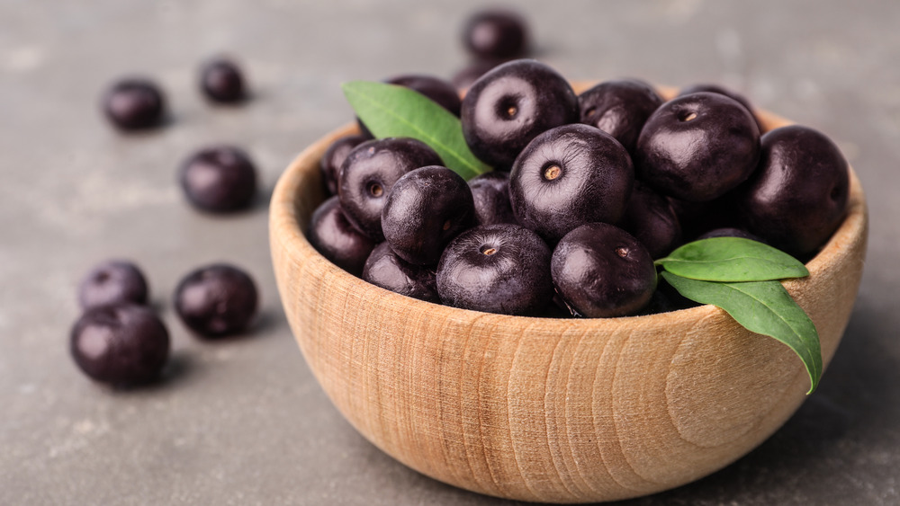 bowl of açaí berries