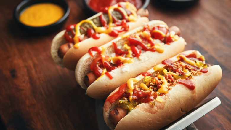 Hot dogs with toppings and buns