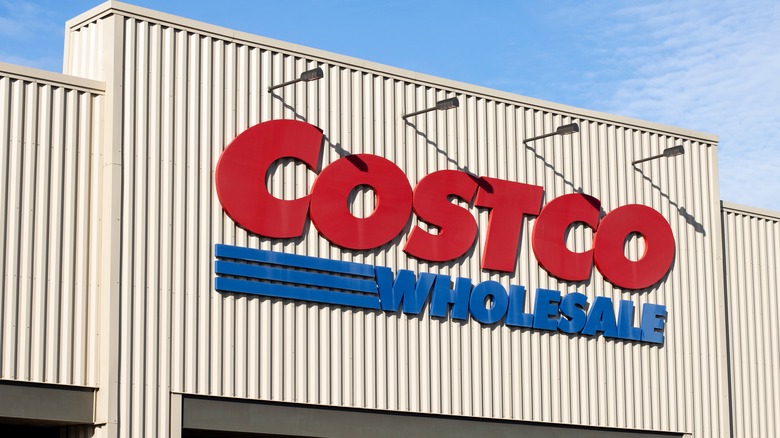 How Costco Keeps Its Hot Dog Combo Price Consistent