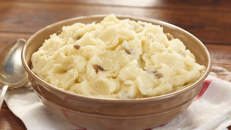 Cracker Barrel mashed potatoes in bowl