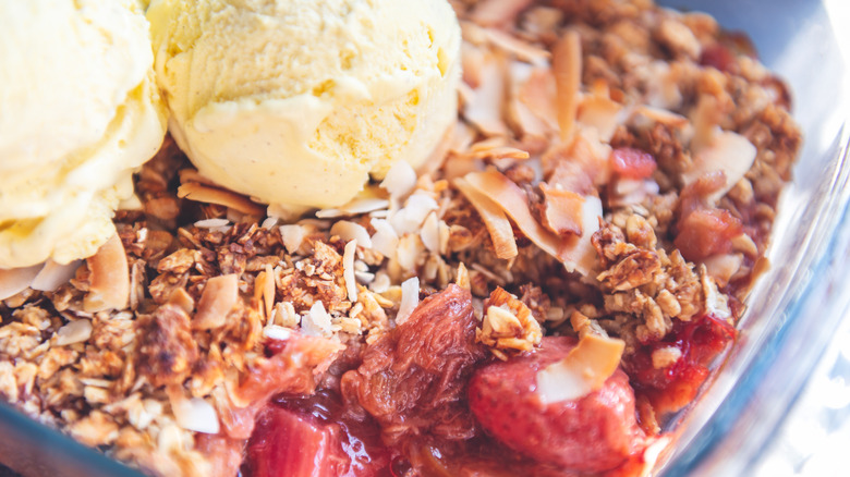 Rhubarb and strawberry crumble with ice cream