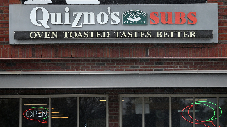 Quiznos exterior sign