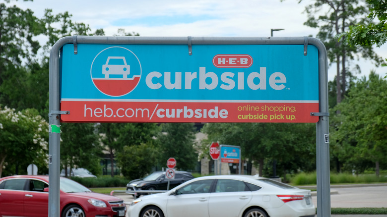 H-E-B curbside parking spot sign