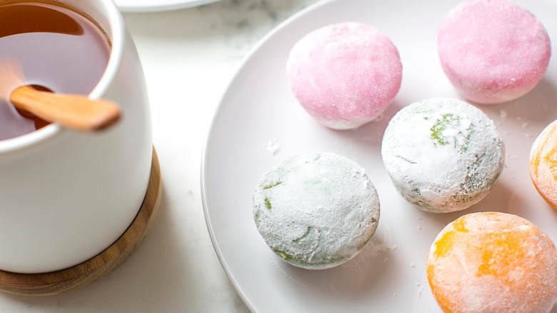 different colored mochi ice creams 