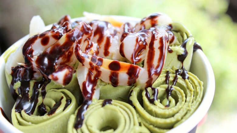 rolled ice cream and toppings 