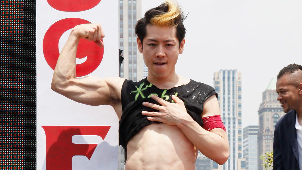 Takeru Kobayashi flexing