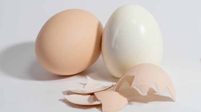 Peeled and unpeeled hard-boiled eggs