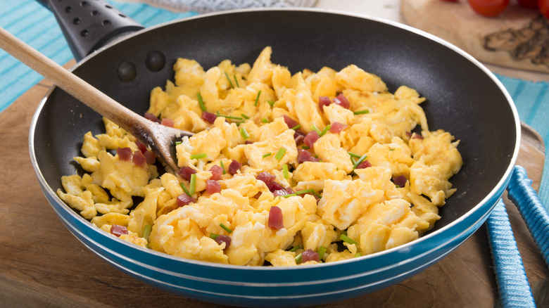 Scrambled eggs in skillet