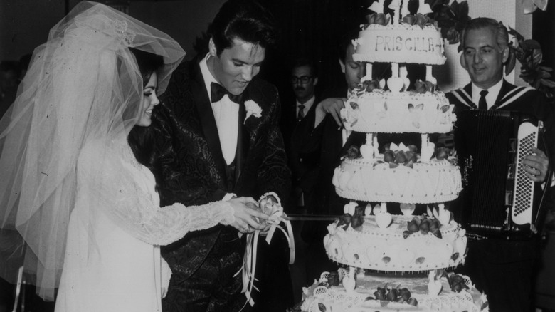 Elvis Presley and Priscilla Ann Beaulieu with their wedding cake