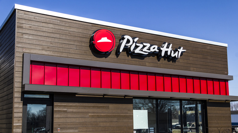 Pizza Hut storefront