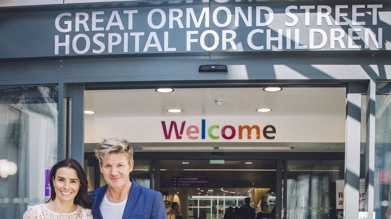 Gordon and Tana Ramsay in front of the Great Ormond Street Hospital