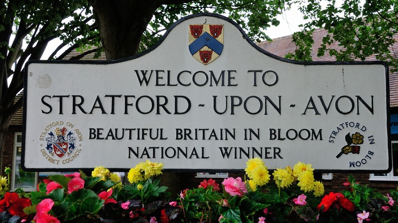 town sign for Stratford-upon-Avon