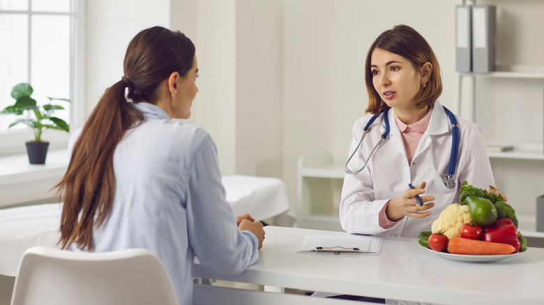 A nutritionist helping a client