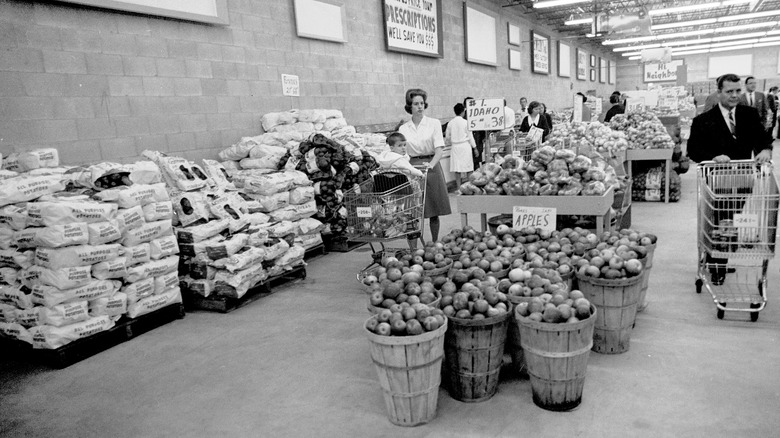 Grocery store shoppers circa 1965