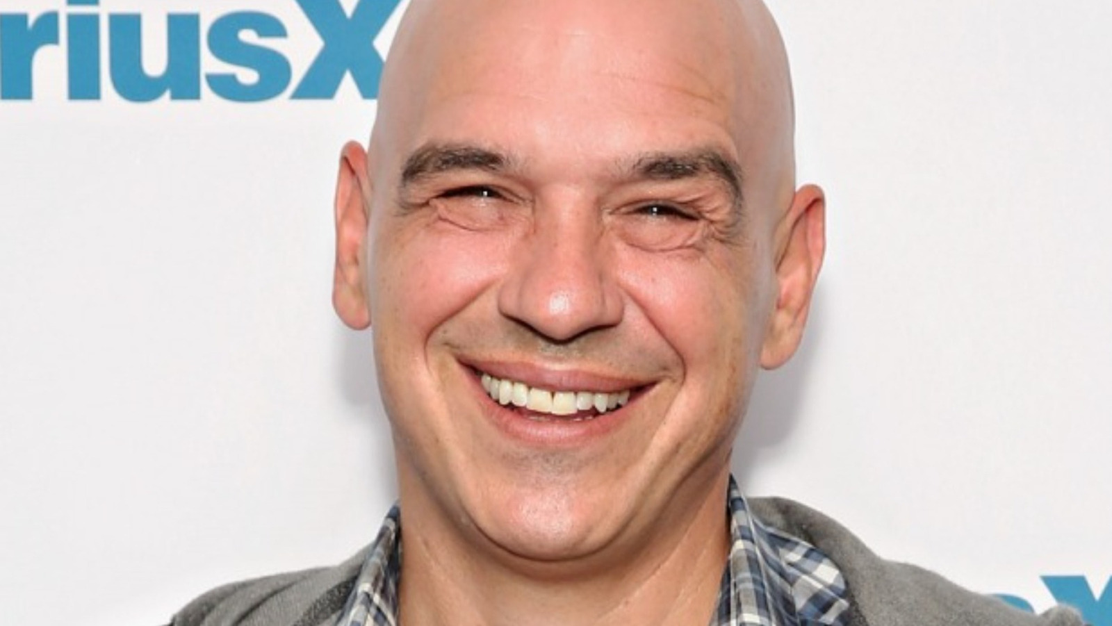 https://www.mashed.com/img/gallery/how-often-you-should-really-oil-your-cutting-board-according-to-michael-symon/l-intro-1647287106.jpg