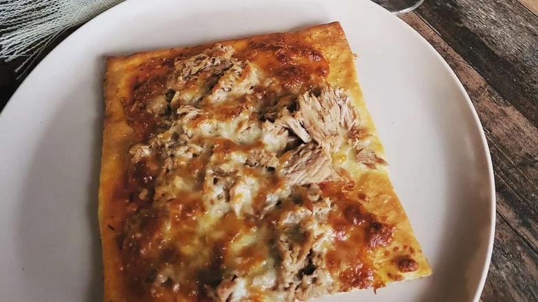 Thunfisch Pizza topped with canned tuna