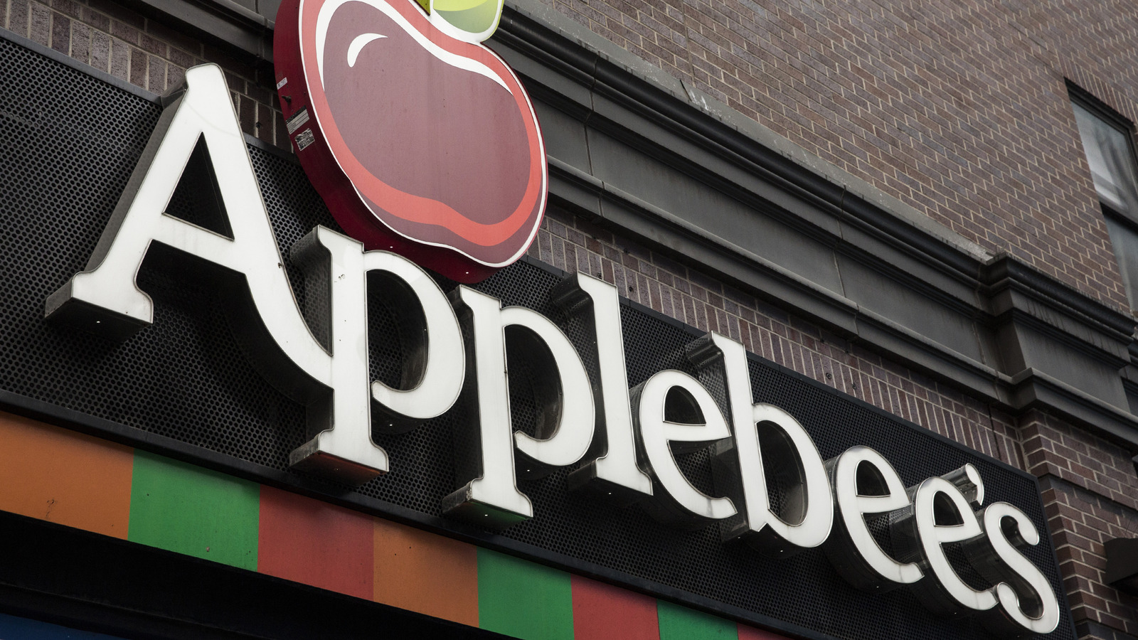 how-rich-is-the-applebee-s-ceo-and-what-s-the-average-pay-of-its-employees