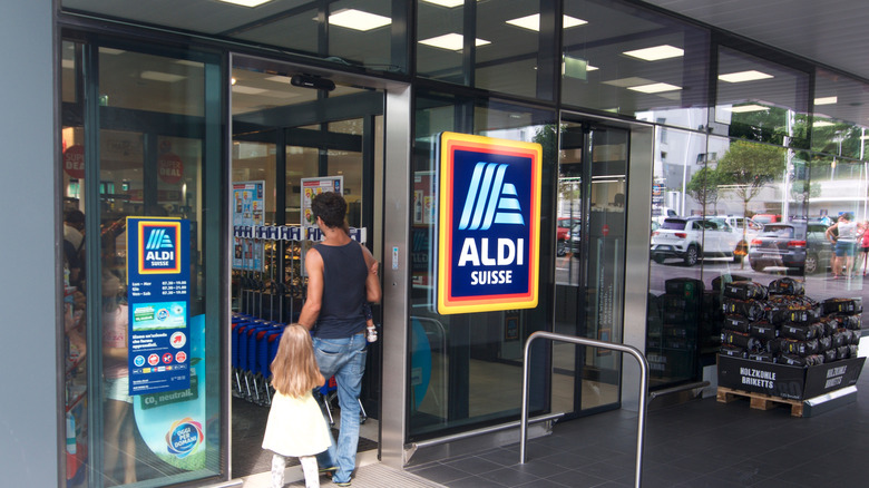 People entering Aldi supermarket