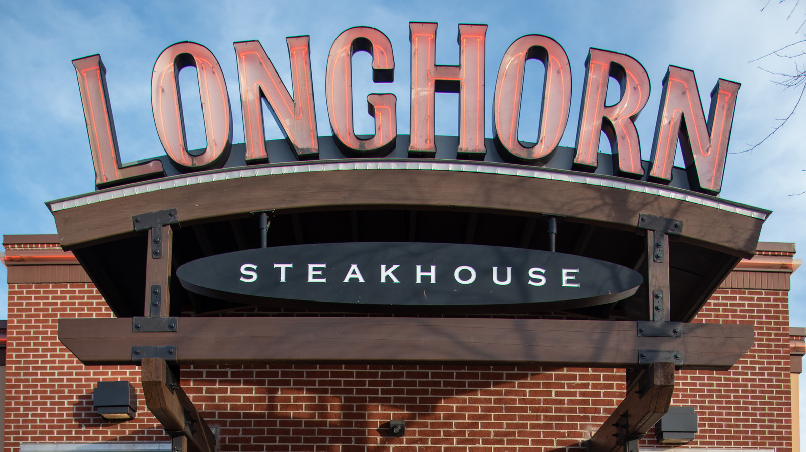 how-rich-is-the-longhorn-steakhouse-ceo-and-what-s-the-average-pay-of