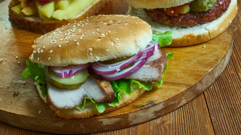 Butifarra sandwich on a wooden platter 