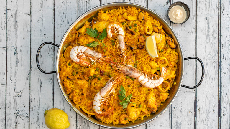 Shrimp paella with a lemon 