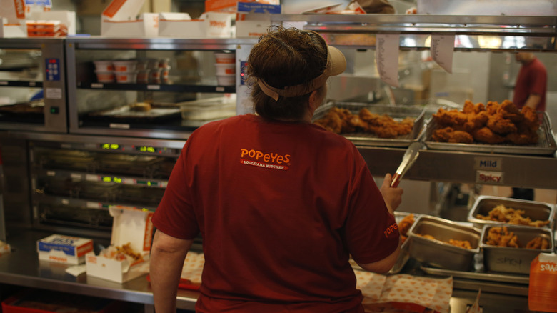 popeyes employee cooking chicken